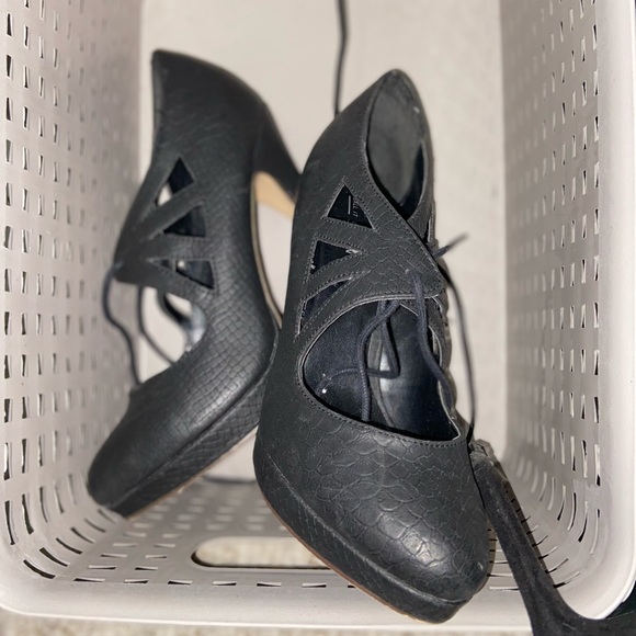 Closed Toe Platform Heel - Picture 2 of 3